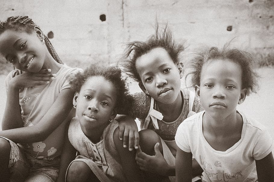 cuatro, niños n fotografía en escala de grises, niños, escala de grises, fotografía, niño africano, alegría, tristeza, amor infantil, vida de la infancia