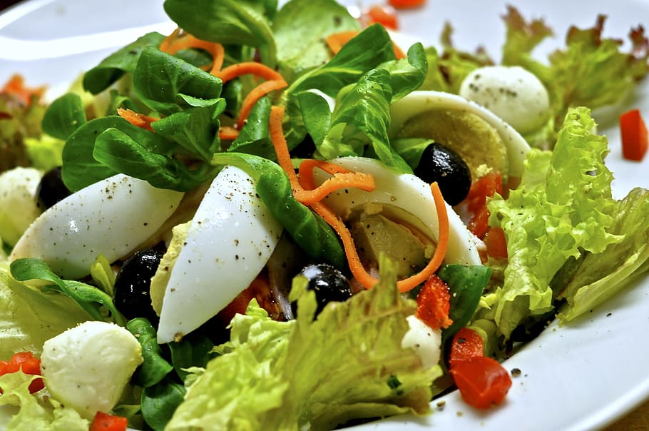 グリーンベジタブルサラダ, 食べる, サラダ, ビタミン, ヘルシー, ラムレタス, サラダプレート, 健康的な食事, 食べ物と飲み物, 野菜