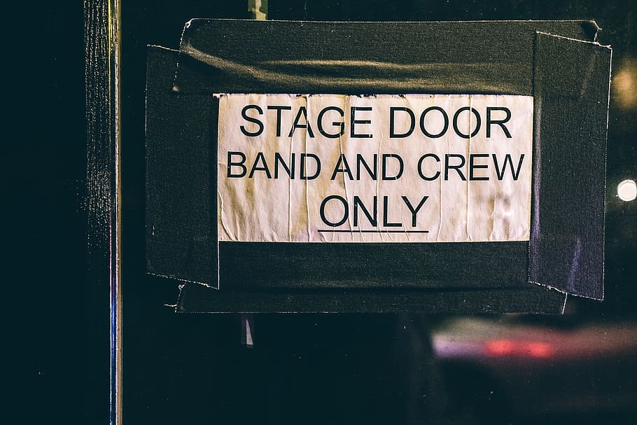 banda de la puerta del escenario, tripulación, señalización, letrero, señal de la puerta, puerta del escenario, banda y tripulación solamente, entrada, escenario, puerta