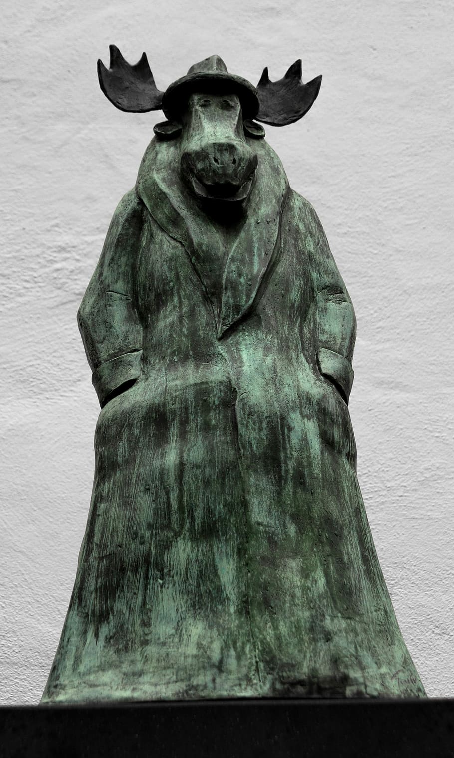 Alces, estatua, caricatura, escultura, bronce, gabardina, sombrero, Hans Traxler, Frankfurt, museo