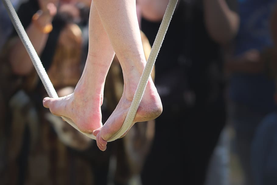 acrobata, dançarino de corda, equilíbrio, corda, pés, pernas, corda bamba, paciência, pés descalços, demonstração