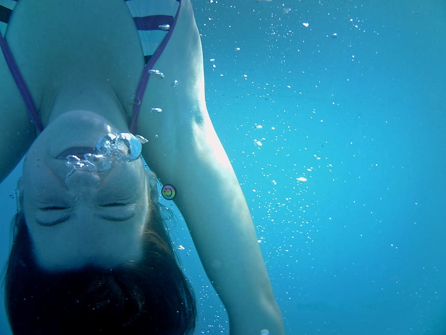 subaquática, foto, mulher, mergulho, menina, prenda a respiração, bolhas de ar, de cabeça para baixo, azul, natação