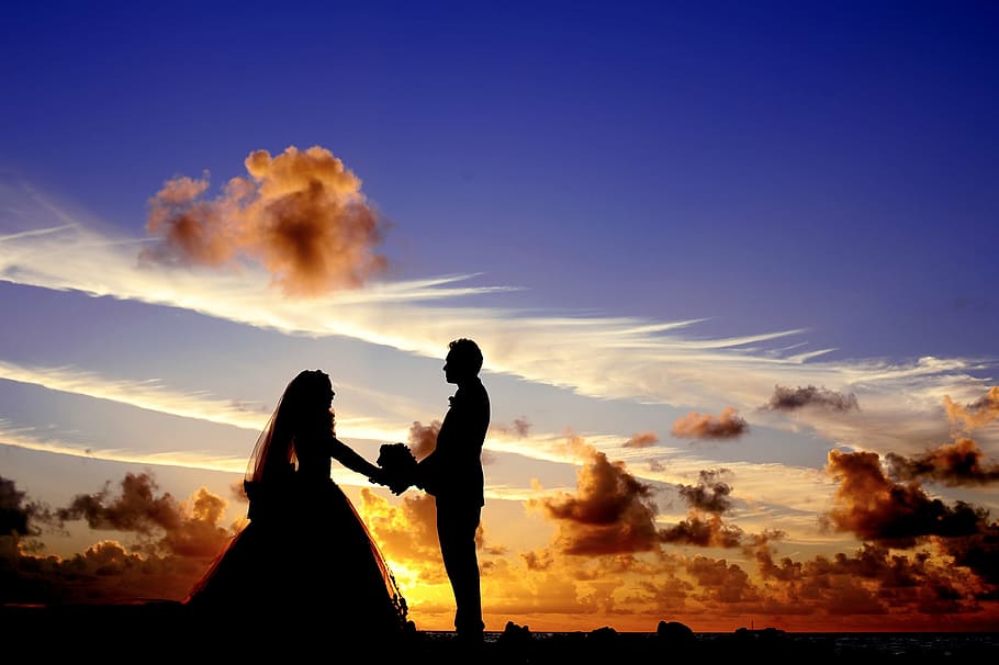 silhueta, casal, de pé, nuvens, maldivas, pôr do sol, casamento, noiva, tropical, ilha