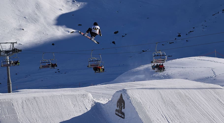 persona snowboard, durante el día, jinetes, snowboarder, snowboard, snow park, estilo, nieve, montaña, estación de esquí