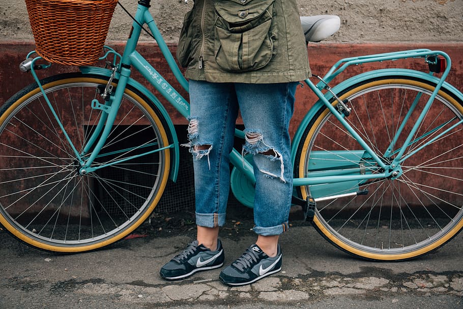 persona, vistiendo, azul, pantalones de mezclilla, de pie, bicicleta, desigual, rasgado, ropa rasgada, viejo