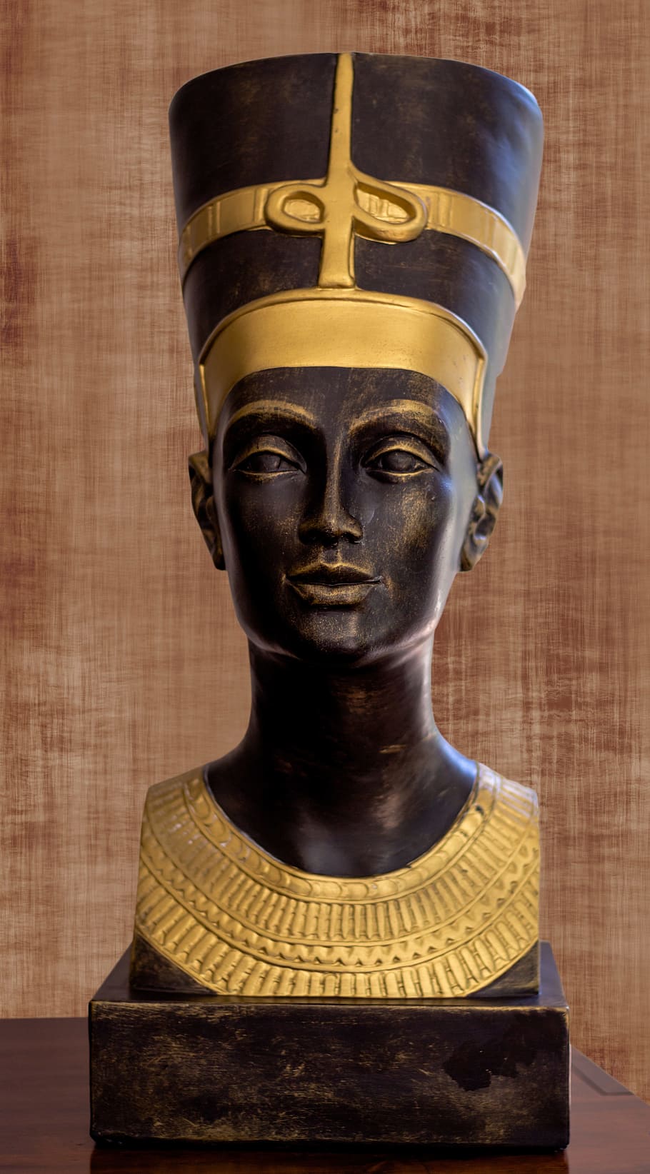 Egipto, Nefertiti, figura, escultura, estatua, oro, color oro, historia, vista frontal, representación humana