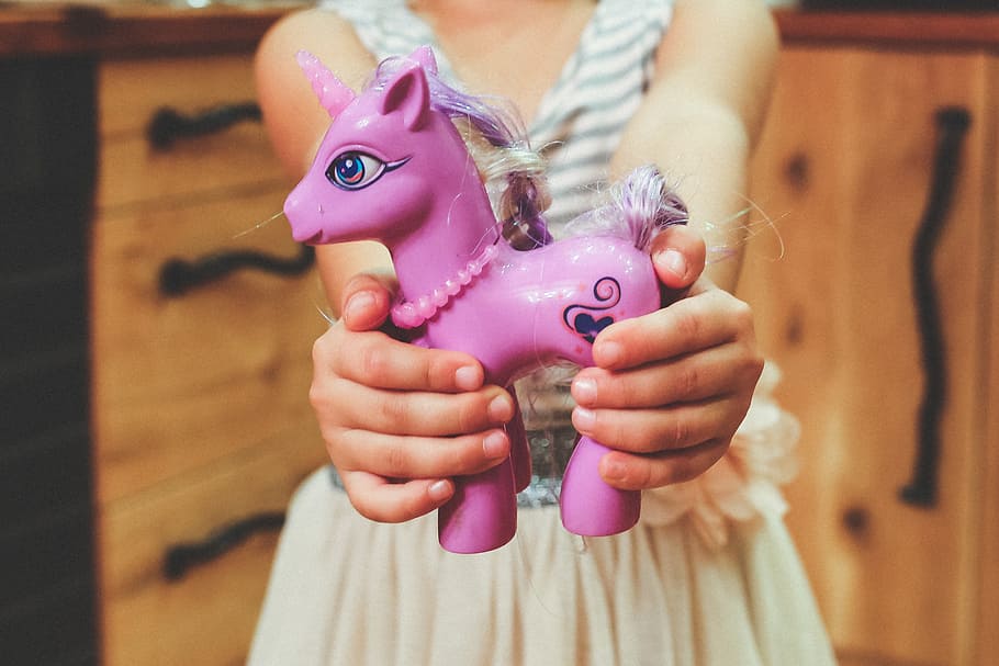 gadis, membawa, orang unicorn mainan, mainan, unicorn, kuda, ungu, anak, tangan, memegang