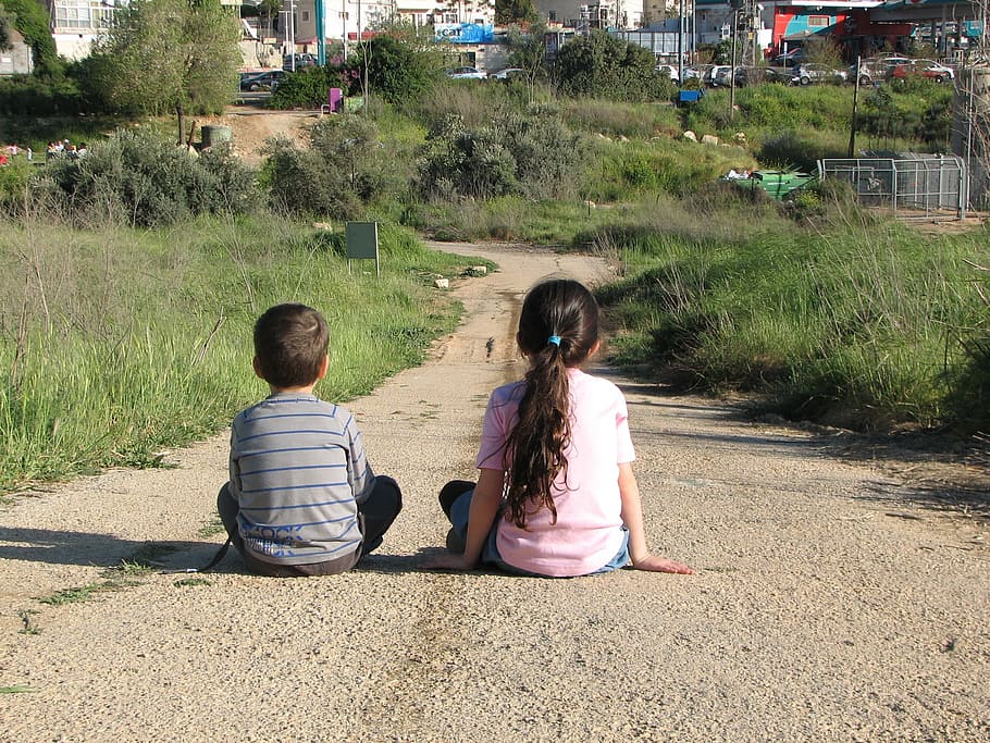 menina, Garoto, sentado, concreto, estrada, assistindo, aldeia, durante o dia, estrada de concreto, sente-se