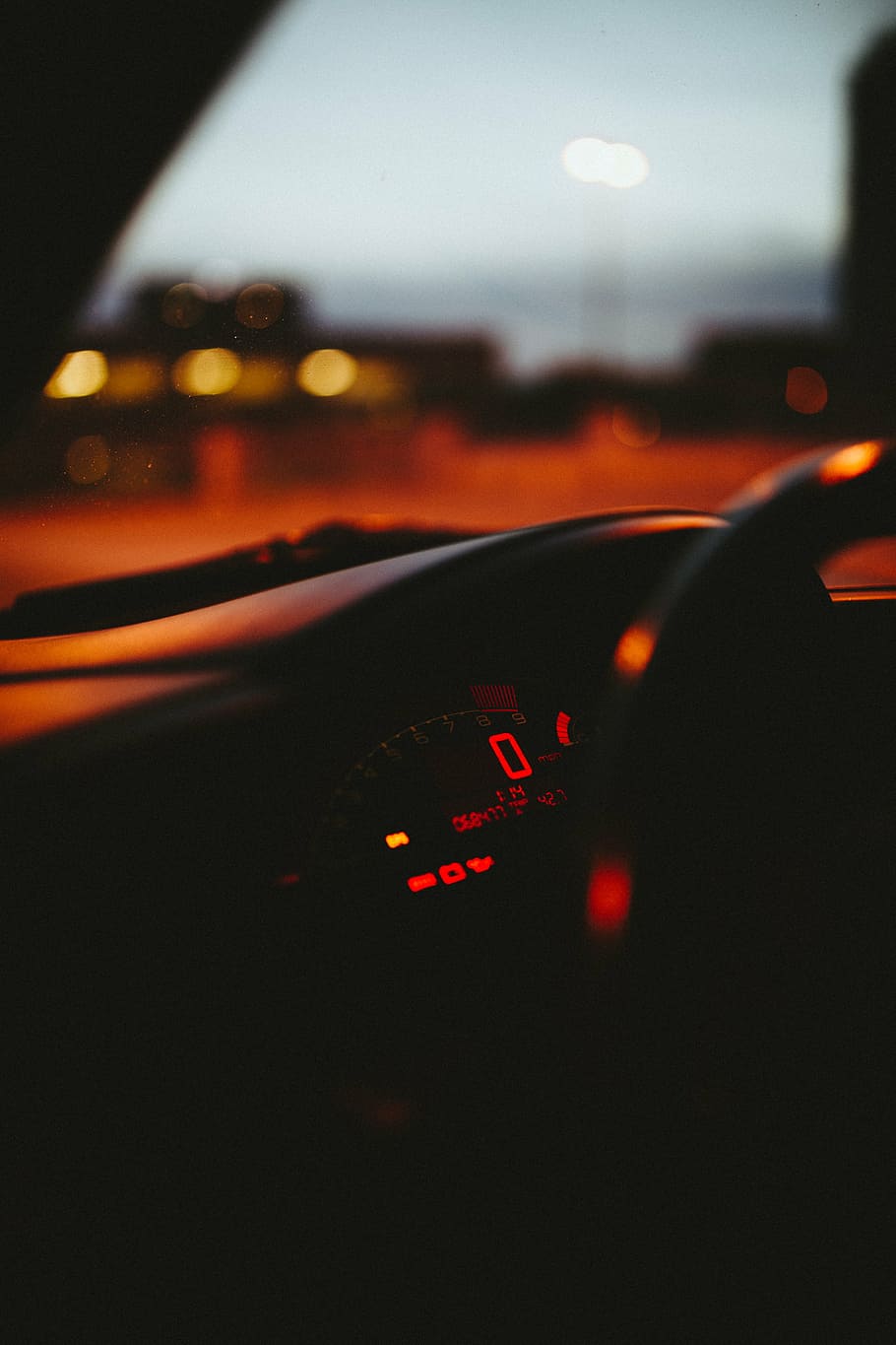 fotografia de close-up, painel de instrumentos de veículo, carro, interior, preto, painel de controle, tráfego, transporte, rua, noite