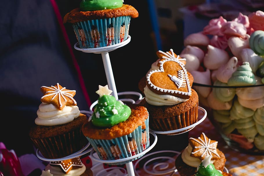 クリスマスの装飾が施されたマフィン, クリスマス, 装飾, マフィン, クローズアップ, カラフル, デザート, ケーキ, 食品, 甘い食べ物