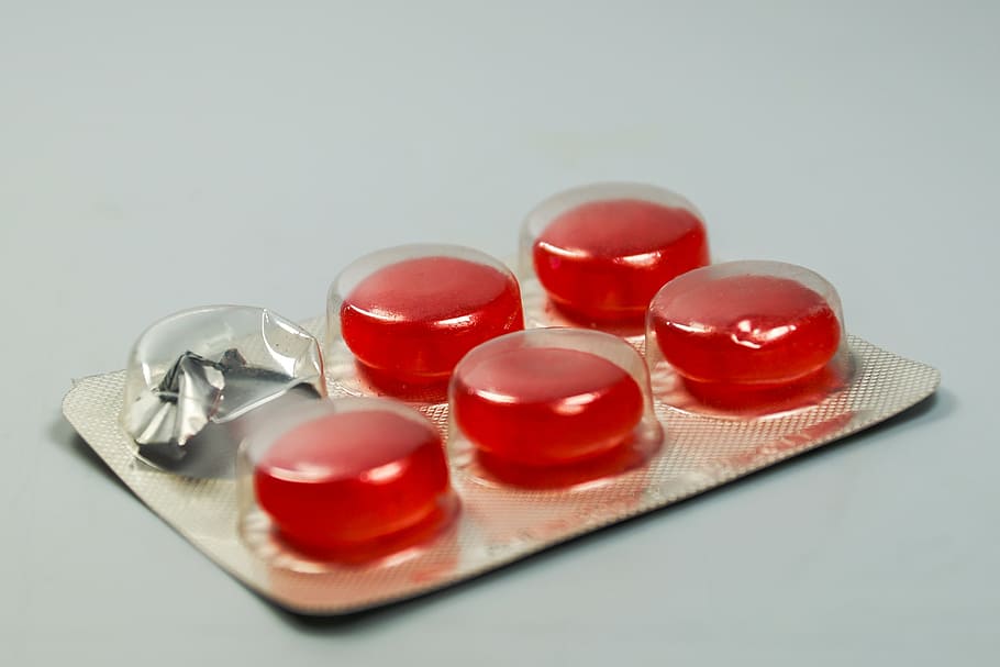 cinco, vermelho, comprimidos de medicação, dentro de, blister, pastilha, comprimido, medicina, droga, cura