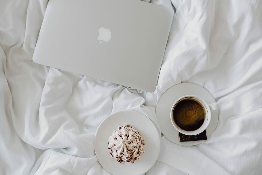 bekerja, laptop, menikmati, kopi sarapan, cokelat, tempat tidur, Wanita, sarapan, kopi, di tempat tidur