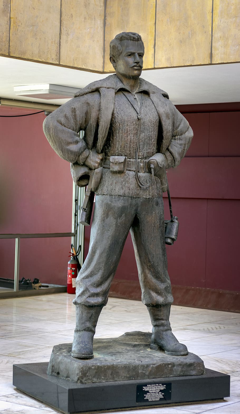 estatua gregory afxentiou, museo de guerra, chipre, héroe, ocupación inglesa, liberación, 1958, cobre, latón, escultura