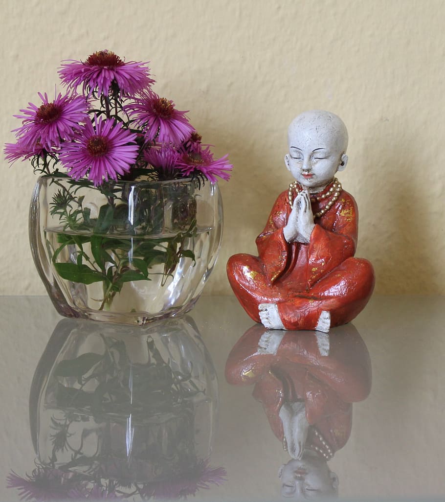 figura infantil, buda, aster, espejo, mesa de cristal, flor, interior, planta floreciente, representación humana, mesa