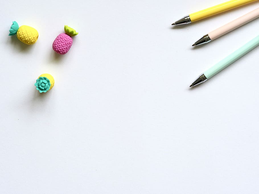 três, canetas esferográficas, miniaturas de abacaxi, composição, lápis, papel, educação, negócios, escritório, criatividade
