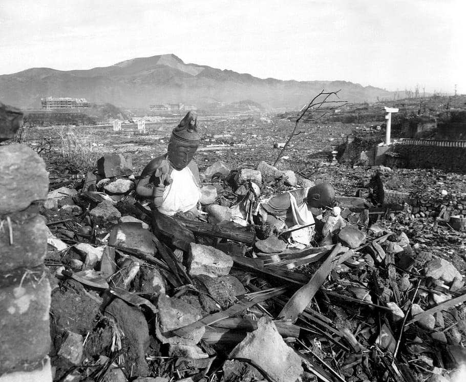 Foto en escala de grises, estatua de Buda, bomba atómica, armas de destrucción masiva, destrucción, Nagasaki, Japón, 1945, guerra, Estados Unidos