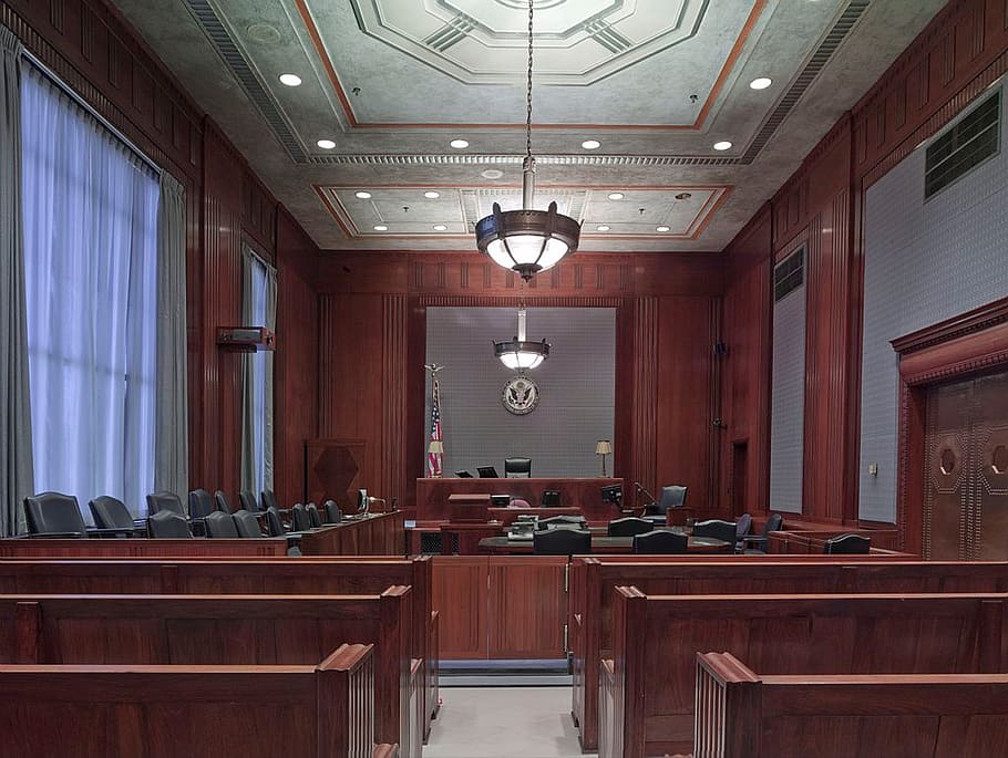 cadeiras de madeira marrom, tribunal, bancos, assentos, lei, justiça, iluminação, madeira, de madeira, interior