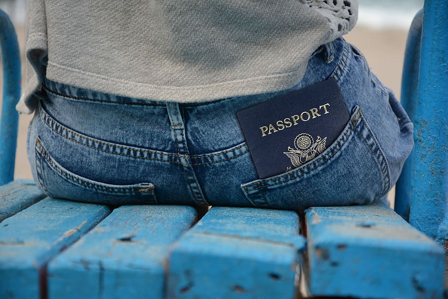 Persona, sentado, azul, silla, pase, pasaporte, tarjeta de identidad, identificación, documento, pantalones