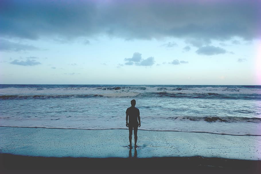 fotografi siluet, manusia, pantai, berdiri, menghadap, samudra, pasir, ombak, laut, air