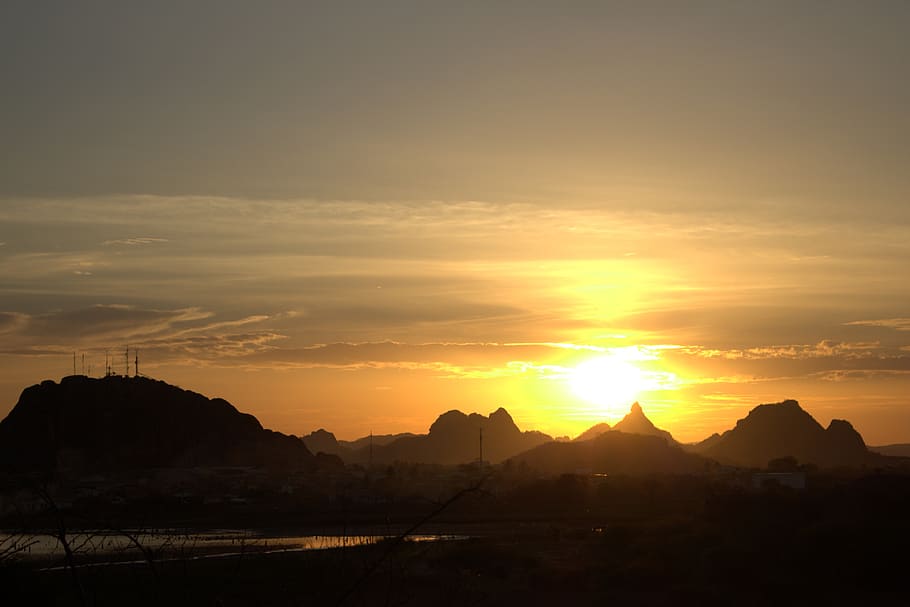 puesta de sol, quixada, ceará, cielo, pintorescos - naturaleza, belleza en la naturaleza, silueta, montaña, escena tranquila, color naranja