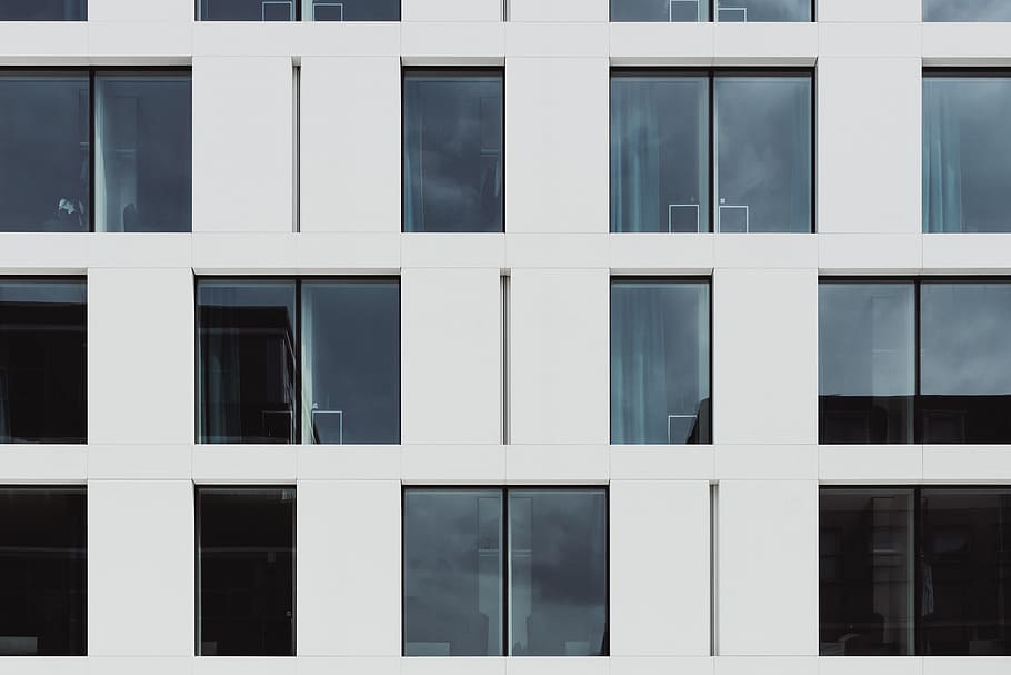 edificio pintado de blanco, edificio, ventanas, fachada, moderno, arquitectura, edificio de oficinas, exterior, urbano, contemporáneo