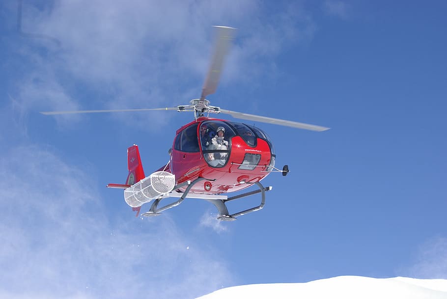 Вертолет с красным крестом