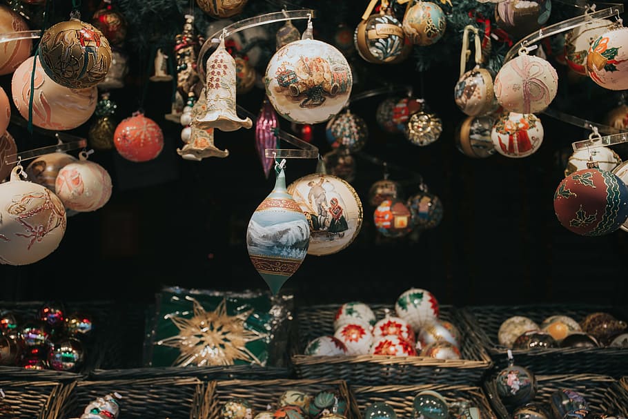 enfeites de cores sortidas, sortidas, bola, decorações, natal, enfeite, cesta, decoração, varejo, grande grupo de objetos