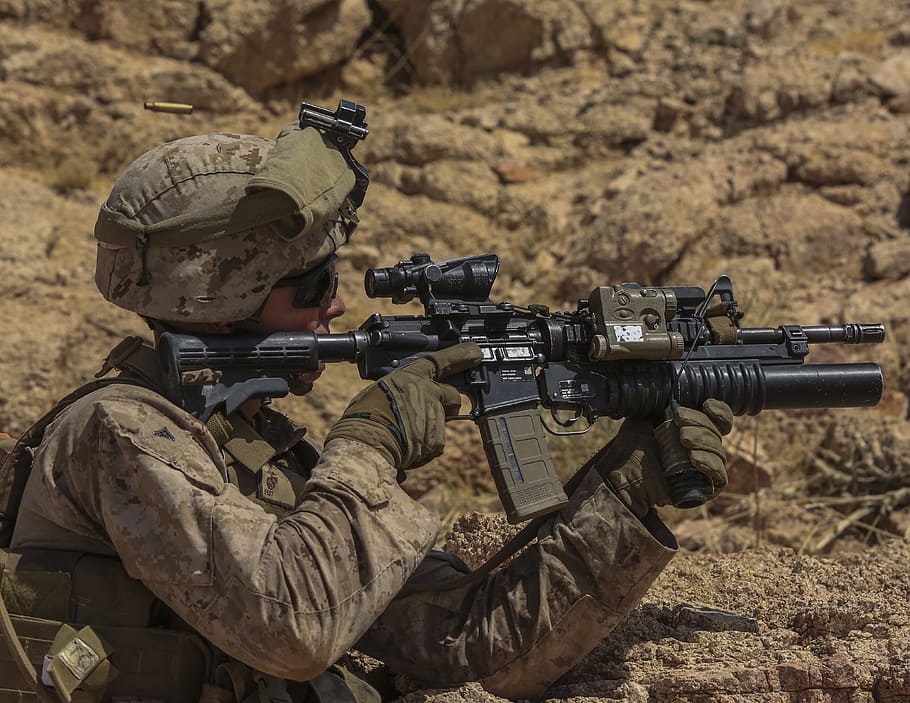 Hombre sujetando el rifle, carabina m4a1, soldado, ejército estadounidense, ejército de estados unidos, pistola, arma, militar, gobierno, rifle