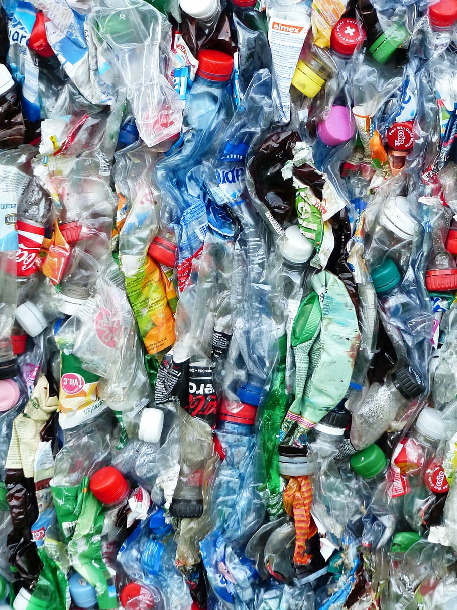 lote de botellas de plástico de colores variados, botellas de plástico, botellas, reciclaje, protección del medio ambiente, circuito, basura, plástico, prensado, prensas