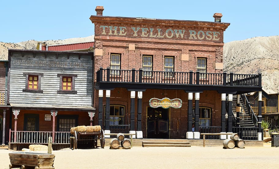 amarelo, rosa, fachada do restaurante, decoração de barris, The Yellow Rose, restaurante, fachada, barris, decoração, bar