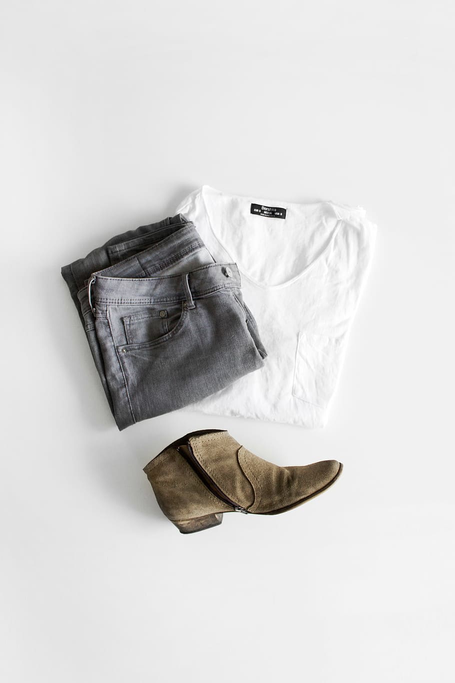 grey, denim bottoms, white, scoop-neck shirt, unpaired, brown, boot, gray, jeans, still