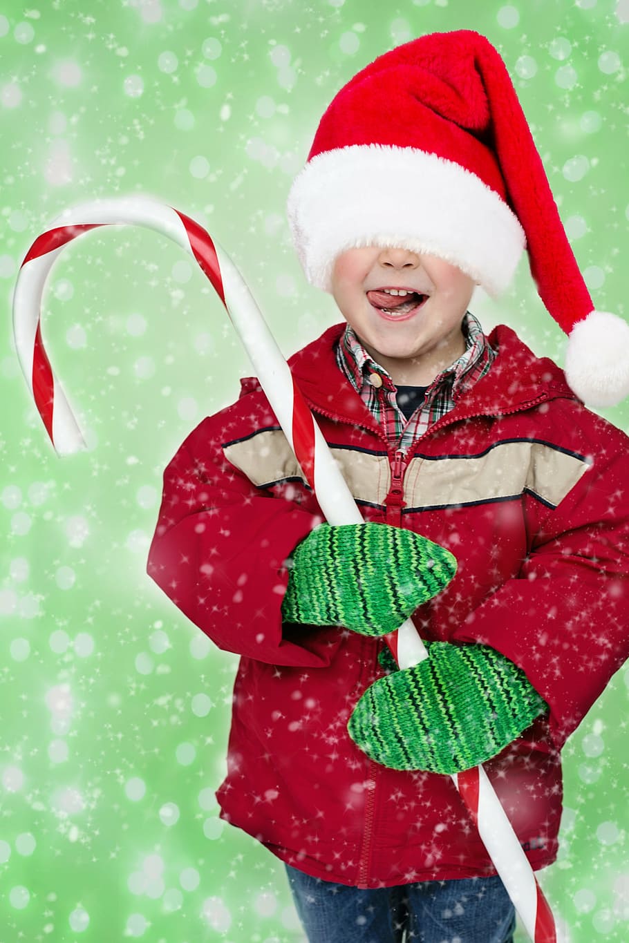 niño, rojo, chaqueta, gorro de santa, verde, guantes, tenencia, grande, bastón de caramelo, niño de navidad
