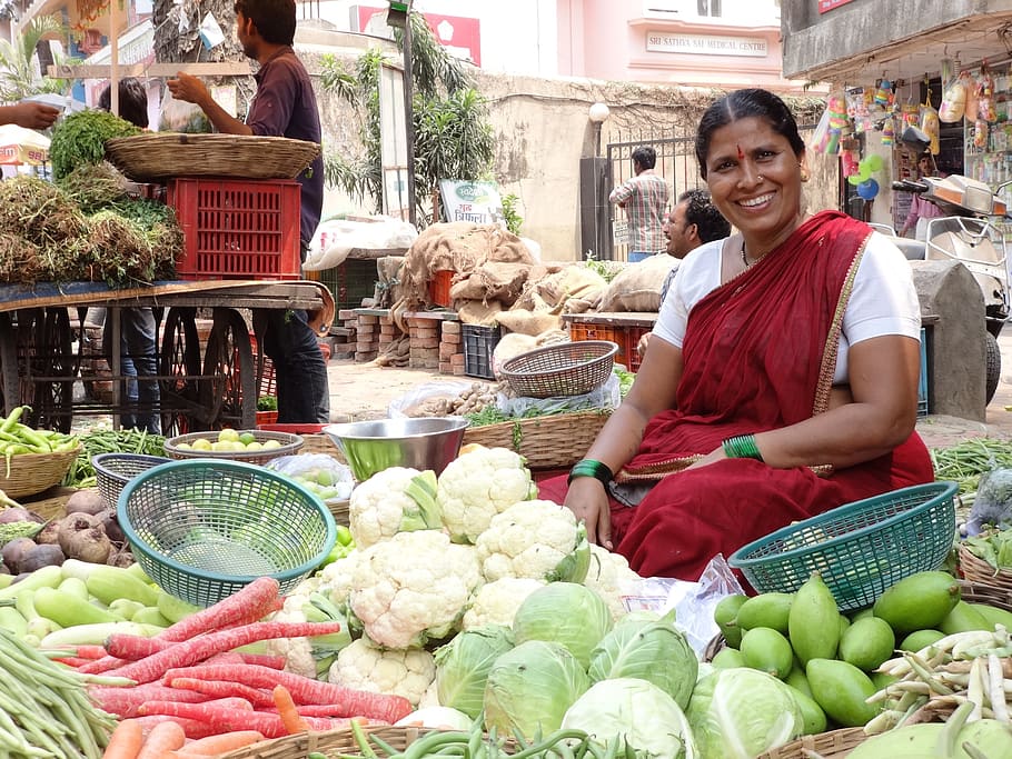 インド, 市場, 女性, 販売, 野菜, 小売, 笑顔, 市場の屋台, 一人, 健康的な食事