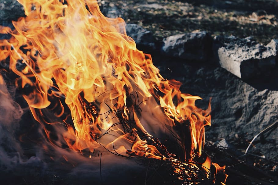 火に囲まれた岩, 火, 暗い, 夜, キャンプ, 旅行, 冒険, 熱-温度, 燃焼, 炎