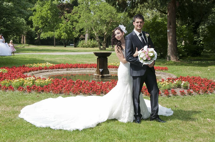 couple on outdoors, photo shoot, park, sun, flowers, bridal bouquet, bride, groom, couple, bride and groom