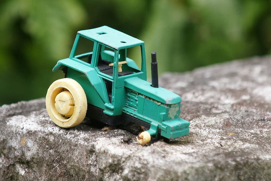 tractor, children toys, memory, toys, defect, toy, selective focus, green color, day, close-up