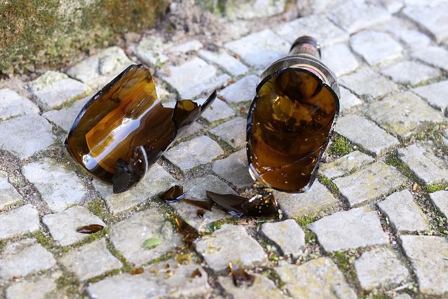 Botella, fragmento, vidrio roto, roto, destruido, protección del medio ambiente, verde, vidrio, descuidado, rotura de vidrio