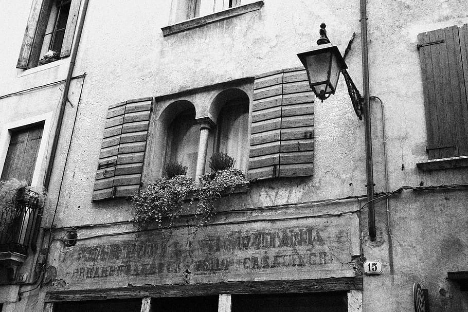 window, mullioned, white black, bn, lamppost, light, lighting, city, road, history
