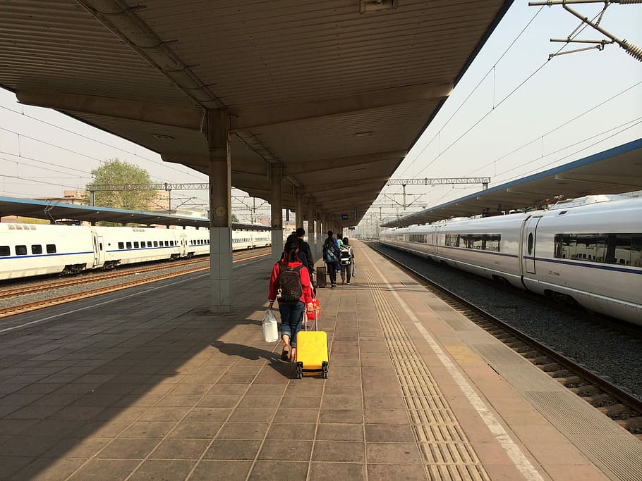 Trem, Compartimento para bagagem, Meninas, estação de trem, tráfego, ao ar livre, transporte, plataforma da estação ferroviária, uma pessoa, comprimento total