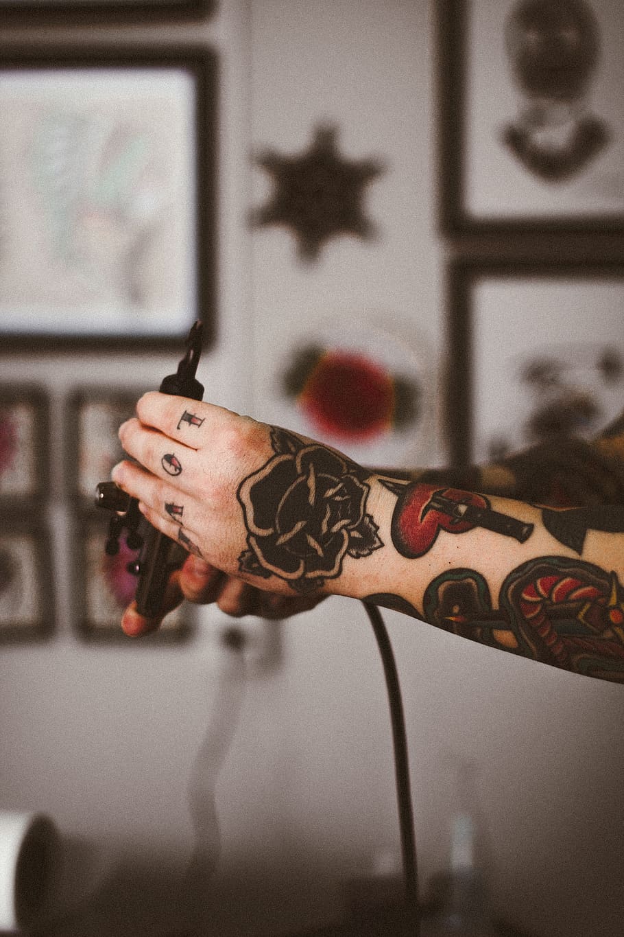 hand, arm, body, tattoo, indoors, focus on foreground, one person, real people, human hand, lifestyles