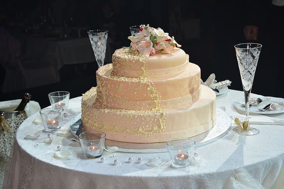 Pastel de 4 niveles, mesa, pastel de bodas, ceremonia, recepción, catering, niveles, crema, decoración, azúcar