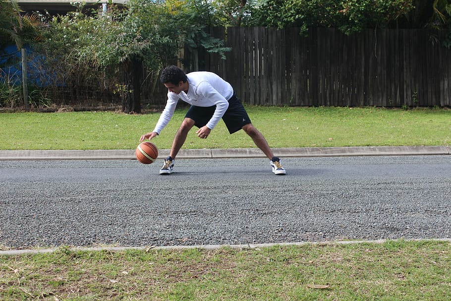 pria, putih, lengan panjang, kemeja, hitam, celana pendek, bermain, bola basket, siang hari, latihan