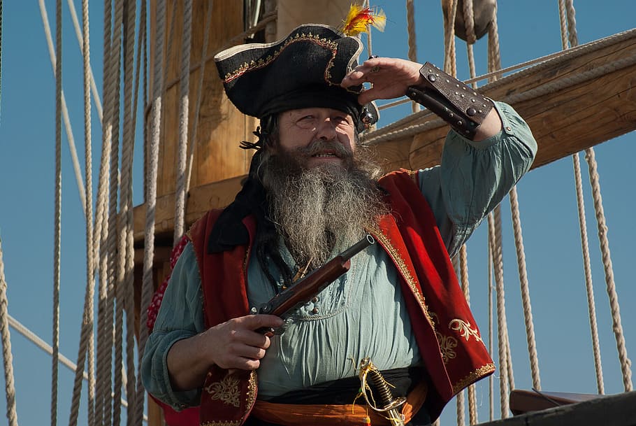 hombre, vistiendo, traje de pirata, tenencia, pistola, velero, barco, marin, corsario, pirata