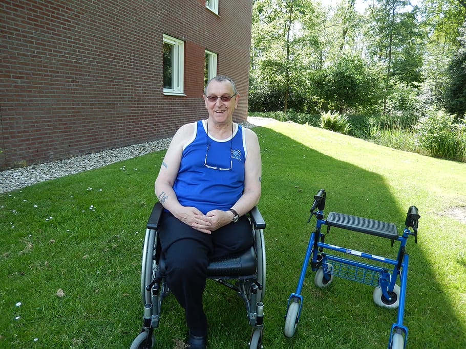 silla de ruedas, andador, verano, calor, envejecer, sentado, una persona, equipo médico, vista frontal, césped