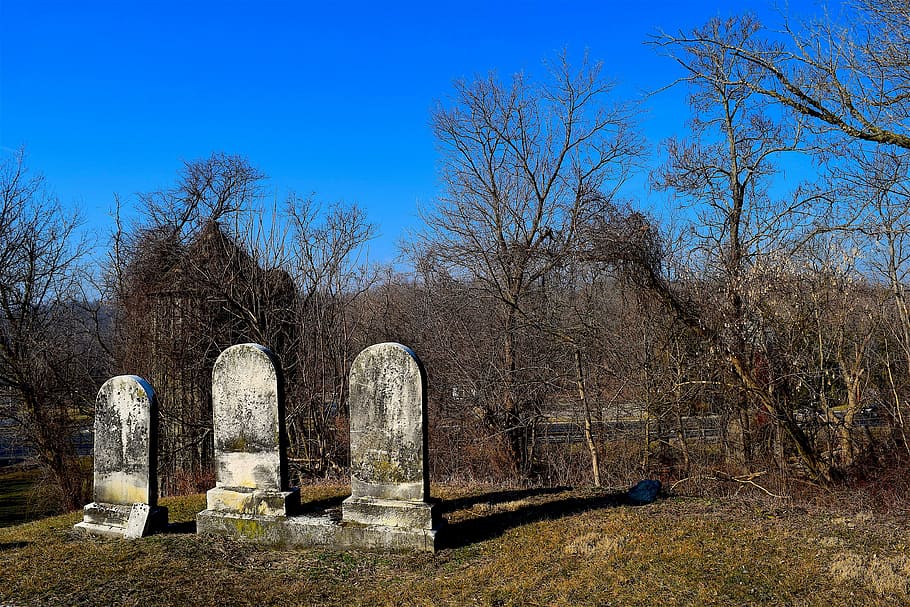 Cementerio, lápidas, luz del día, cielo azul, religión, al aire libre, día, tumba, viejo, hierba