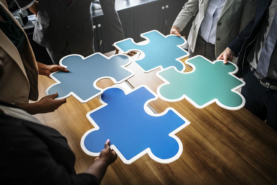 empat, orang, memegang, teka-teki jigsaw raksasa, dicapai, bisnis, komunikasi, menghubungkan, kerja sama, diskusi