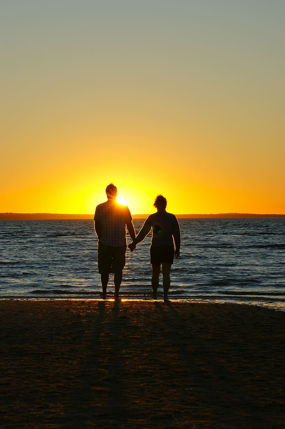 pareja, tenencia, manos, playa, dorado, hora, puesta de sol, tomados de la mano, amor, matrimonio