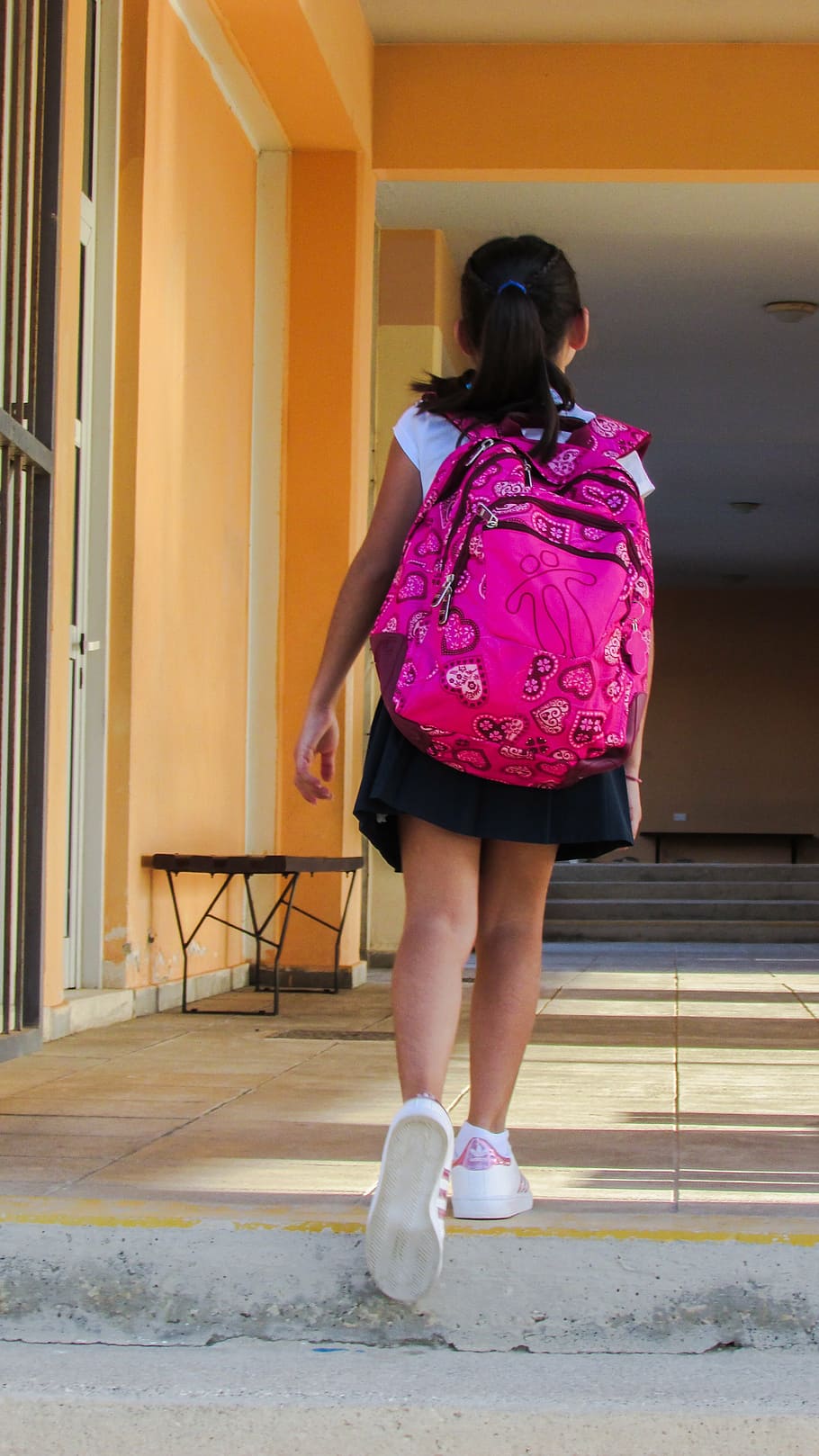 menina, vestindo, mochila, caminhando, caminho, estudante, escola, primeiro dia, primeiros passos, escola primária
