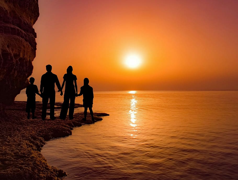 silhueta fotografia, família, em pé, costa, mar, crepúsculo, sol, férias, silhueta, juntos