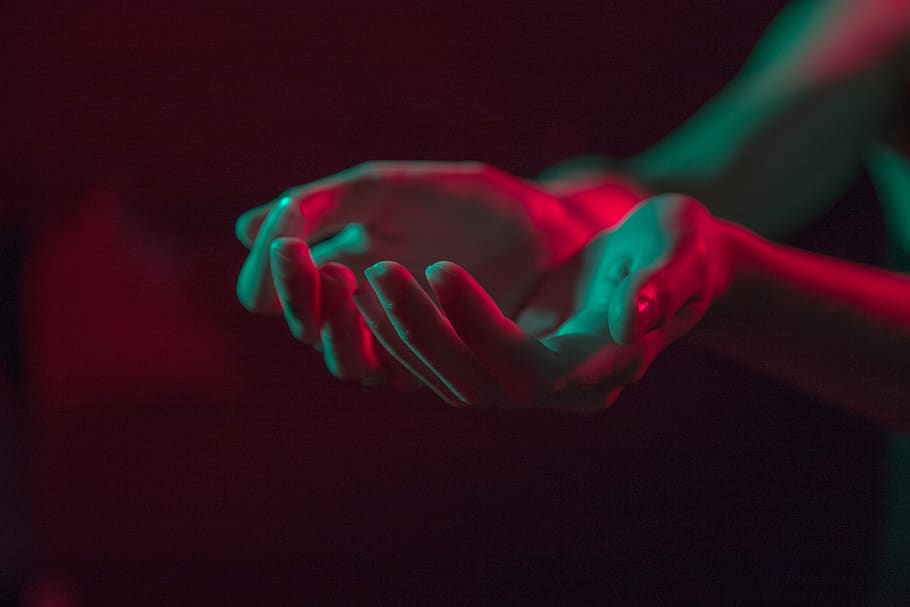 kosong, tangan, gelap, bayangan, tangan manusia, bagian tubuh manusia, dalam ruangan, studio shot, satu orang, merah
